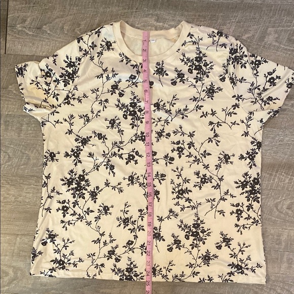 Floral Patterned Short Sleeve Women's Tee - Picture 4 of 5